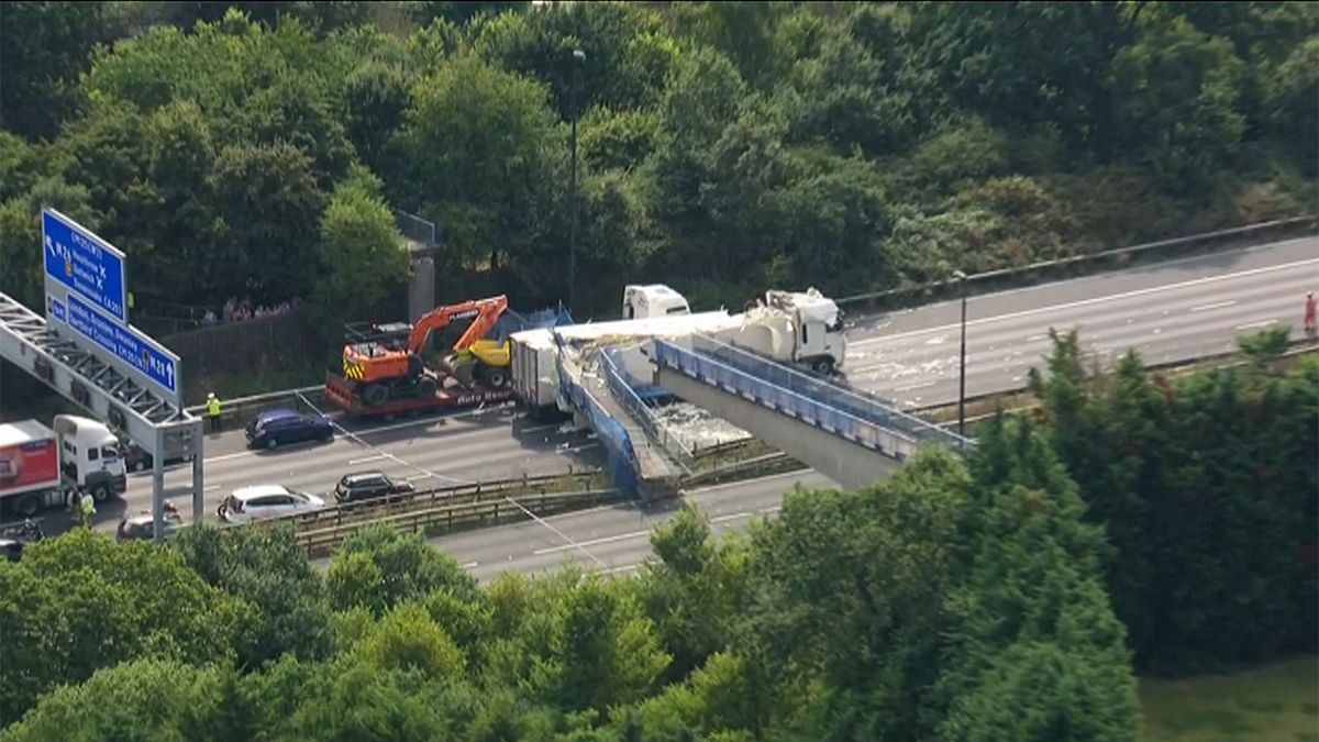 Regno Unito: camion urta ponte su autostrada, crolla la struttura