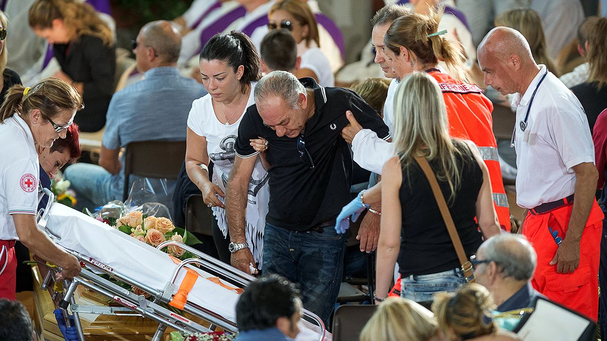 Fájdalom és szeretet az olaszországi földrengés áldozatainak temetésén