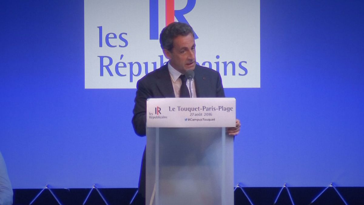 França: Sarkozy defende proibição do "burkini" tanto nas praias como nas piscinas