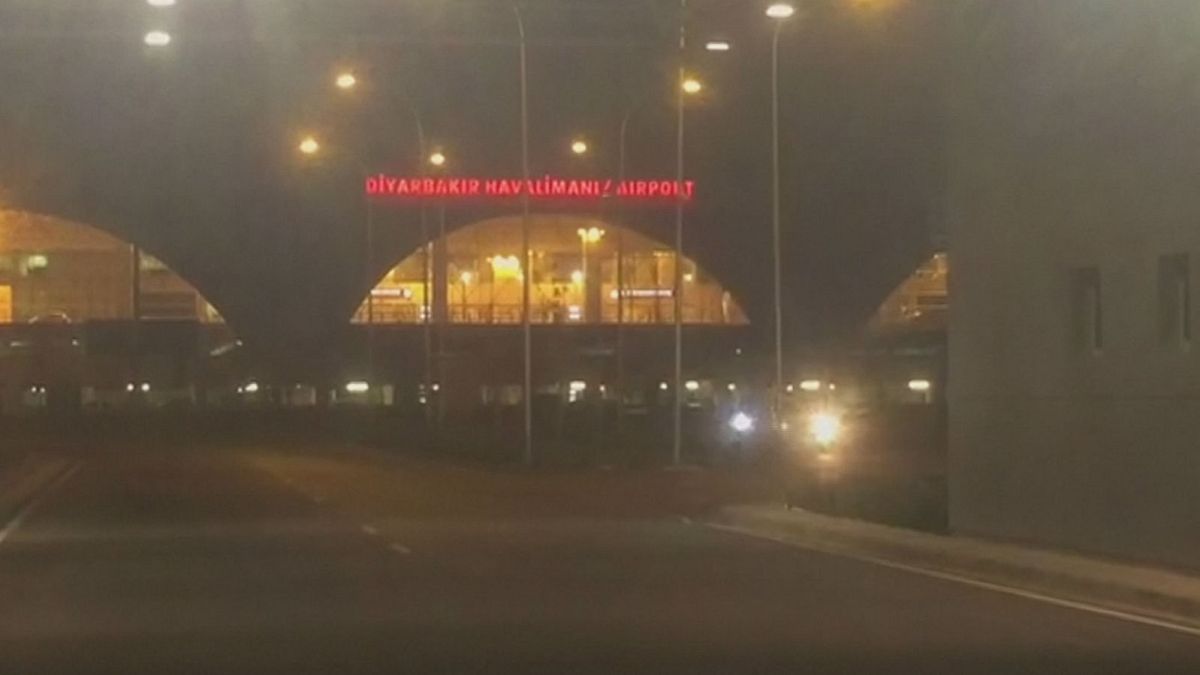 Flughafen von Diyarbakir unter Raketenbeschuss