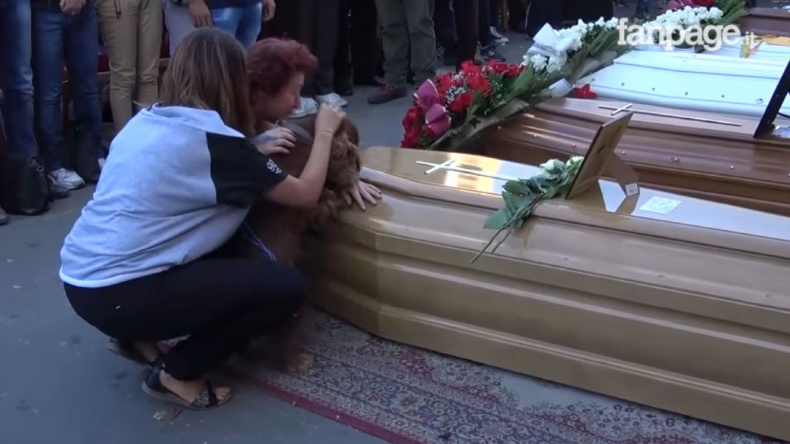 Sie waren unzertrennlich: Hund will sein totes Herrchen nicht alleine lassen (VIDEO)