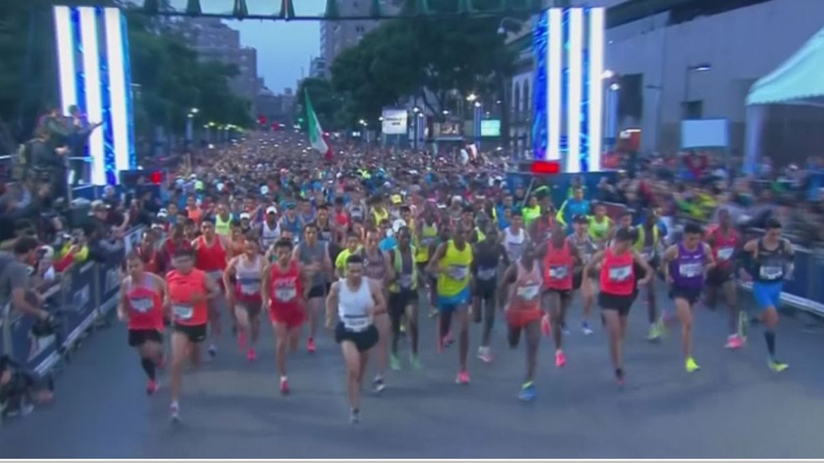 35.000 corredores participan en el maratón de México