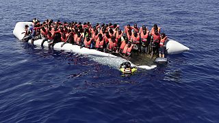 Több mint hétszáz migránst mentettek ki a Földközi-tengerből Líbiánál