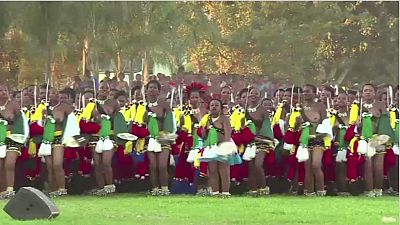 Au Swaziland, célèbre les jeunes vierges, lors de "la danse des roseaux"