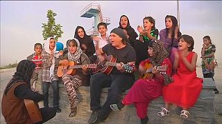 Καμπούλ: Μαθήματα κιθάρας για μικρά κορίτσια από αμερικανό ροκ σταρ