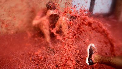 España: la Tomatina tiñe de rojo Buñol contra la violencia machista y homófoba