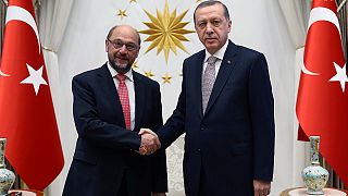 Turquia-UE: Schulz tenta apaziguar mas Ancara não cede