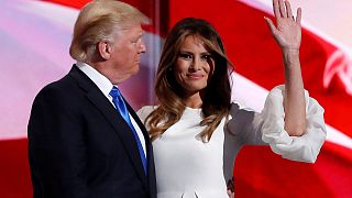 EUA: Melania Trump processa jornal e blog por calúnia