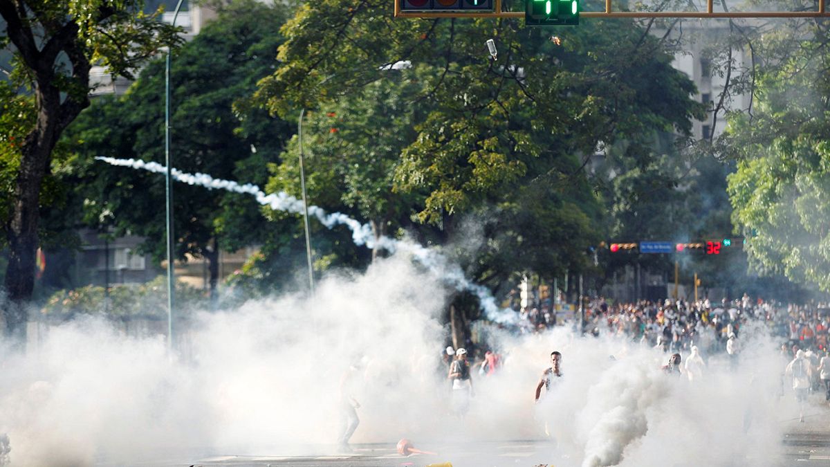 اشتباكات بين الشرطة ومحتجين في كراكاس بُعيْد مظاهرات الخميس