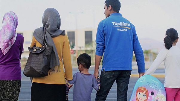 O limbo dos refugiados afegãos que vivem no antigo aeroporto de Atenas O limbo dos refugiados afegãos que vivem no antigo aeroporto de Atenas