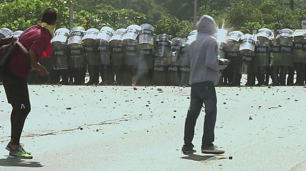 Enfrentamientos entre opositores al Gobierno venezolano y la policía en Caracas Enfrentamientos entre opositores al Gobierno venezolano y la policía en Caracas
