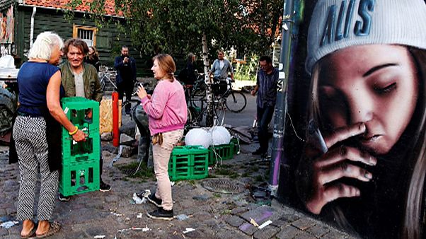 Christiania'da esrar satılan tezgahlar kaldırıldı Christiania'da esrar satılan tezgahlar kaldırıldı