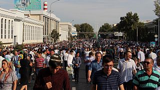 Uzbequistão: milhares de pessoas acompanham o cortejo fúnebre de Islam Karimov