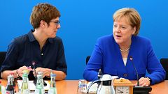 Image: Annegret Kramp-Karrenbauer and Angela Merkel 