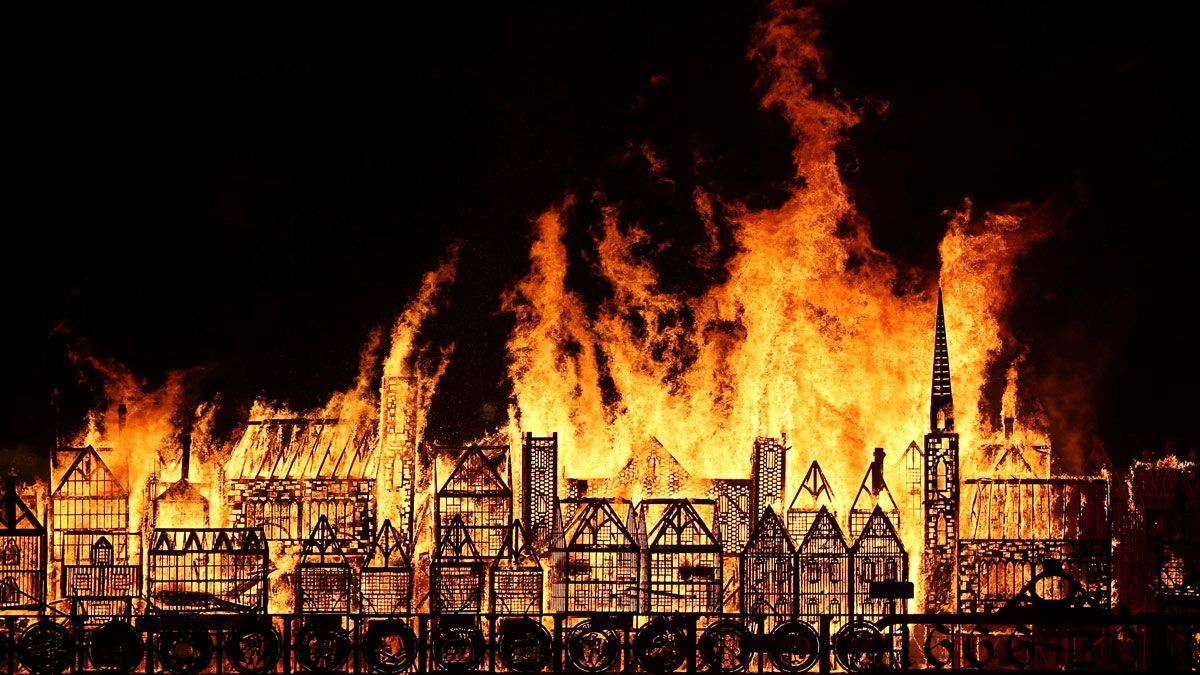 Model set ablaze to mark Great Fire of London