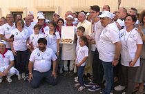 Папа римский раздает пиццу страждущим
