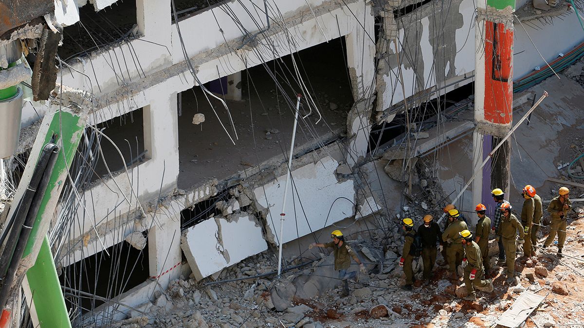 Négyen rekedtek egy összedől autóparkoló romjai alatt Izraelben