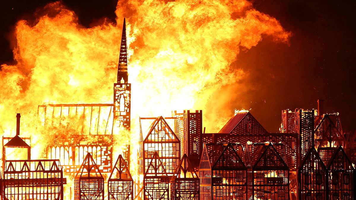Büyük Londra Yangını dev şehir maketi yakılarak anıldı