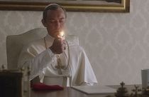 Mostra: Jude Law als rauchender Papst