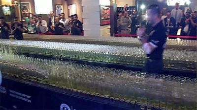 Bar in Dubai stellt Domino-Rekord mit Whiskey auf