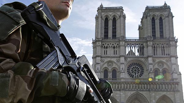 Verdächtiges Auto nahe Notre Dame: Zwei Personen verhaftet Verdächtiges Auto nahe Notre Dame: Zwei Personen verhaftet