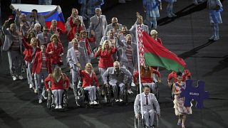 Paralympics: Weißrussischer Sportler trägt aus Protest russische Flagge ins Stadion