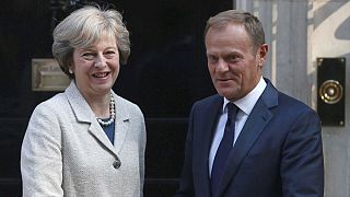Tusk urge a May a empezar a negociar cuanto antes el "brexit"