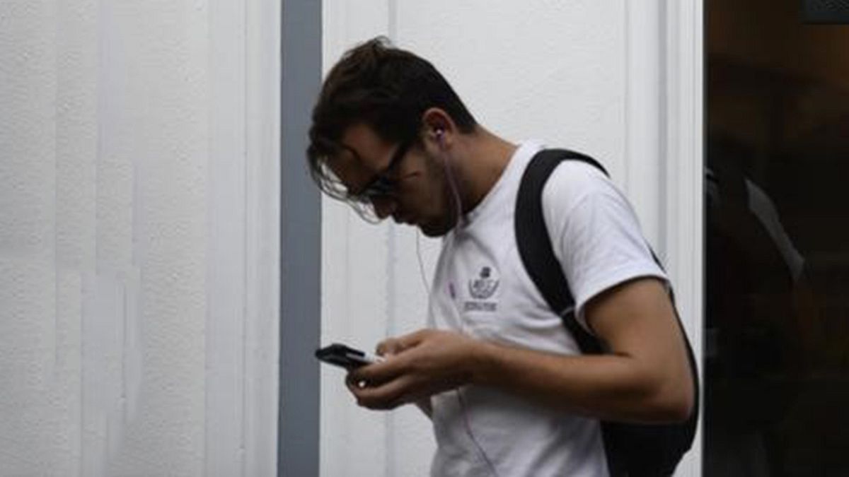 Telemóveis: Bruxelas vai rever limites à abolição do roaming