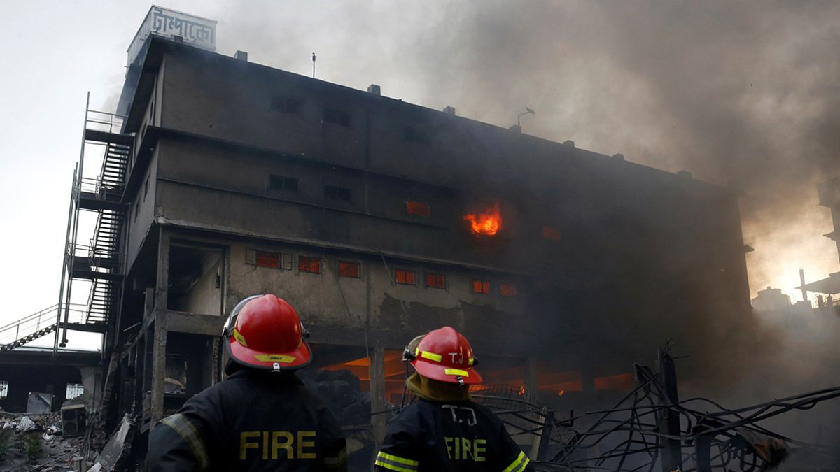 Bangladesh, ancora una fabbrica in fiamme: decine di morti e feriti