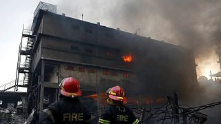 Al menos 20 muertos y decenas de heridos al incendiarse una fábrica de embalajes en Bangladés