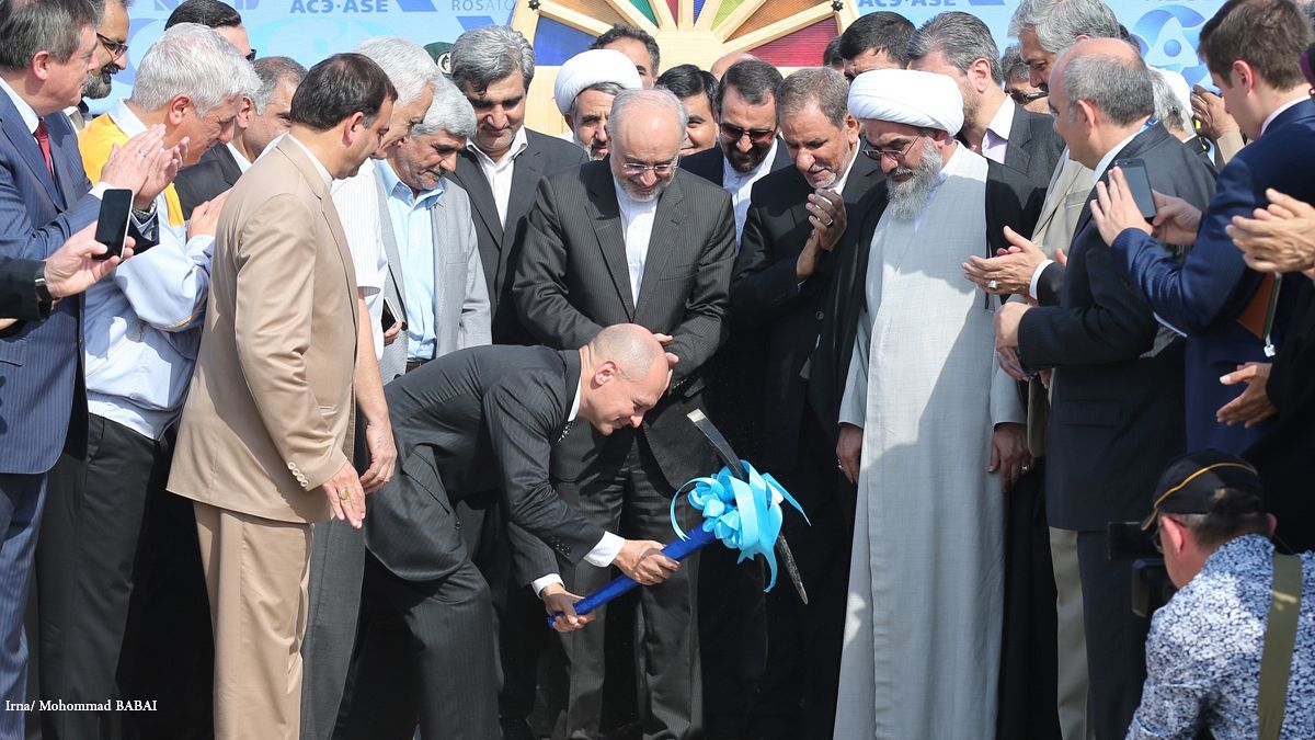 Erster Spatenstich: Russland und Iran bauen AKW in Bushehr