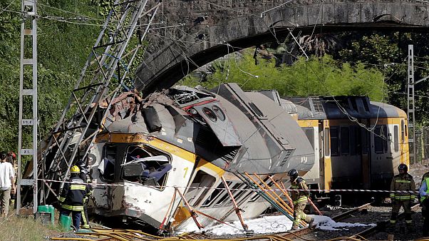Descarrilamento de comboio provoca quatro mortos na Galiza Descarrilamento de comboio provoca quatro mortos na Galiza