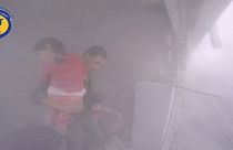 Syrie : un enfant secouru après le bombardement aérien d'une place de marché