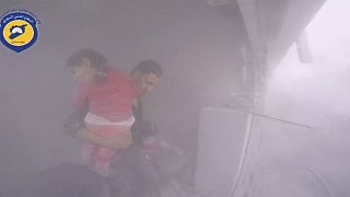 Suriye: Küçük kız enkaz altından kurtarılırken, bir başka noktada jetler pazar alanını bombaladı