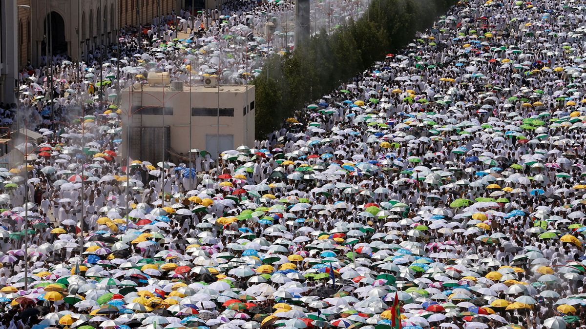 Des millions de pèlerins musulmans prient sur le Mont Arafat