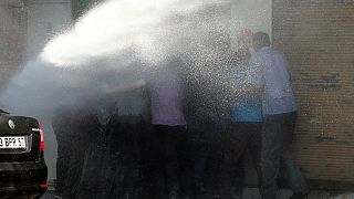 La policía turca usa la fuerza para dispersar manifestaciones contra la intervención de 28 ayuntamientos