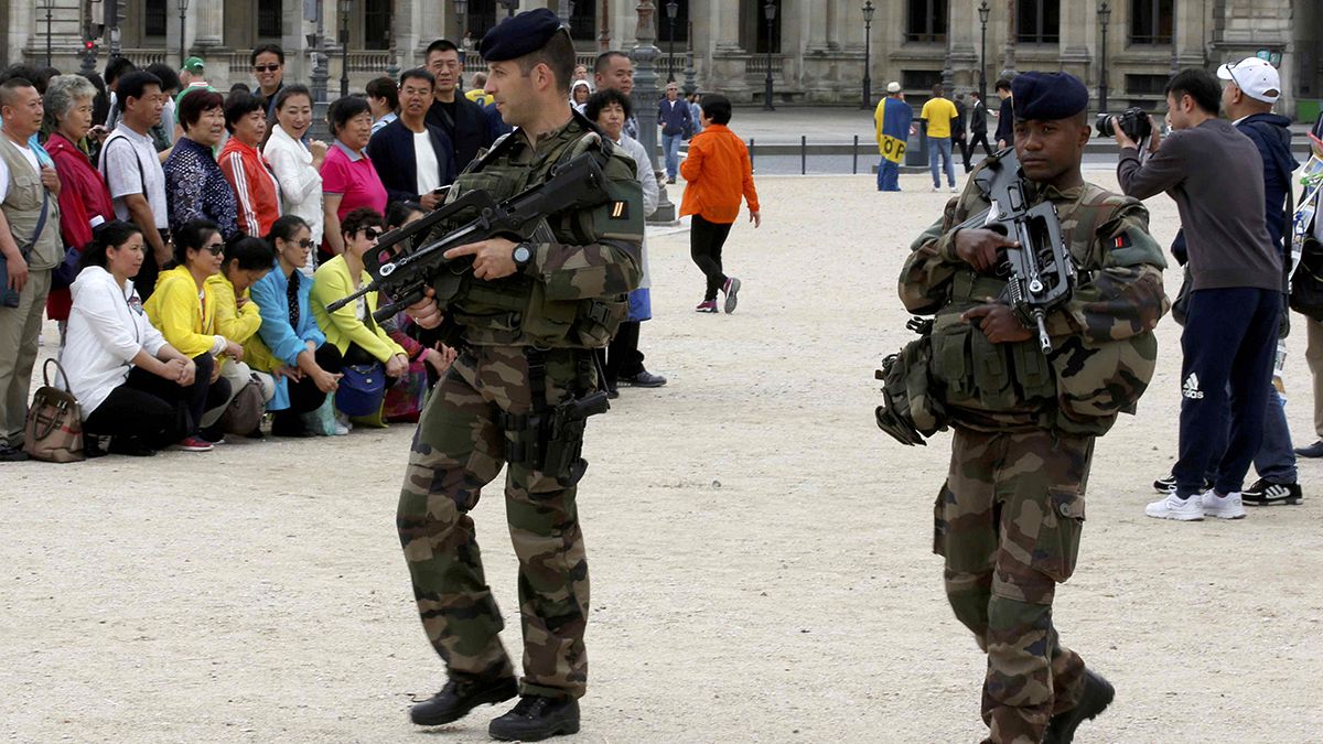 یک نوجوان مظنون به تدارک حمله با چاقو در پاریس دستگیر شد