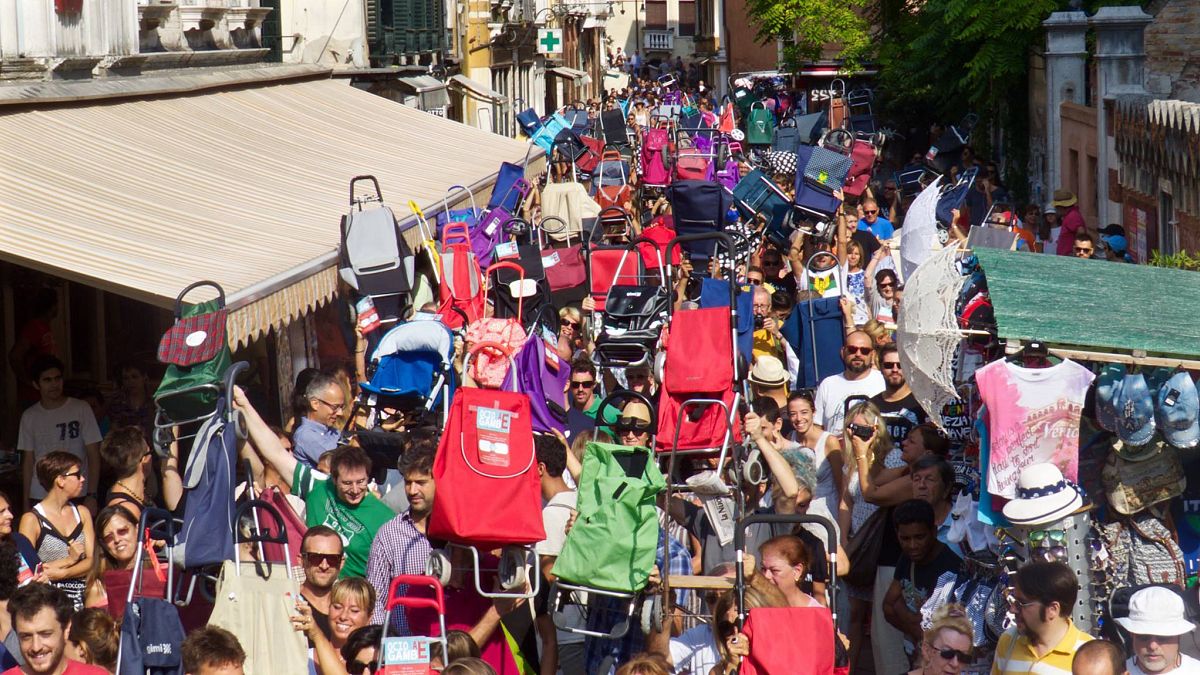 Mit dem Einkaufswagen gegen Massentourismus: Protest in Venedig