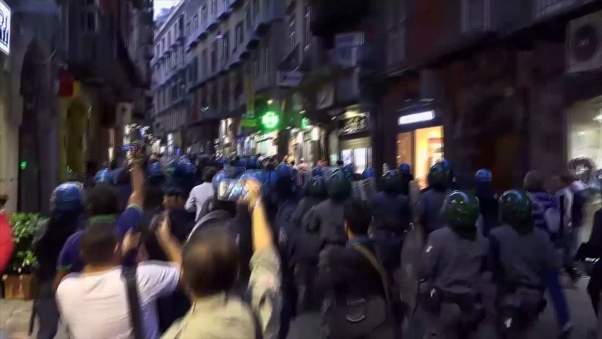 Clashes in Naples over Italian PM visit
