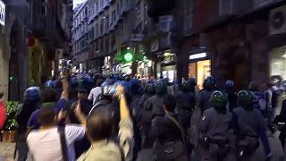 Renzi contestato a Napoli, scontri in centro tra manifestanti e polizia