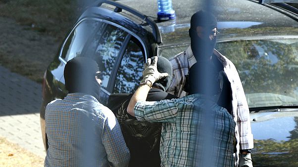 Sírios detidos na Alemanha usaram rede dos atentados de Paris Sírios detidos na Alemanha usaram rede dos atentados de Paris