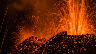 Vulkan auf La Réunion spuckt Lava