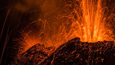 Lávát köp egy vulkán Réunion szigetén
