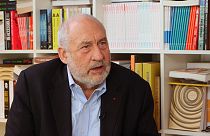 Il Nobel Stiglitz: "L'euro ha fallito. Draghi colplevolizza le vittime"