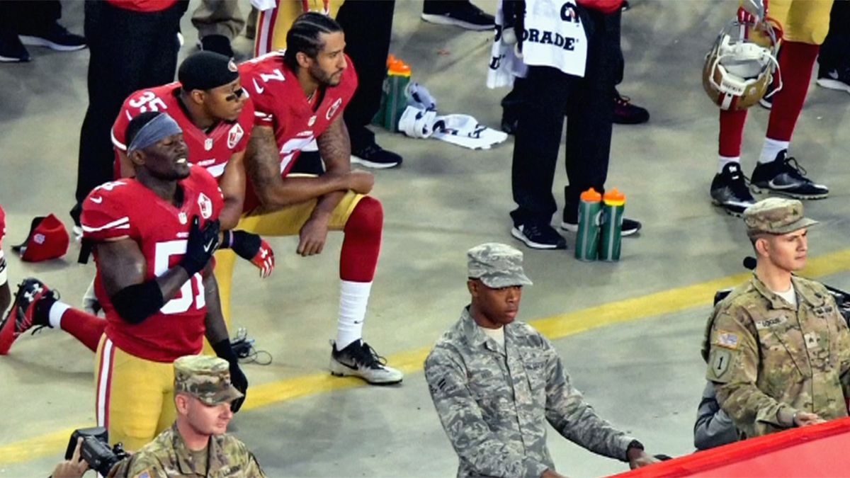 كرة القدم الأمريكية: كولين كايبيرنيك يرفض الوقوف أثناءعزف النشيدالأمريكي احتجاجا ضد العنصرية