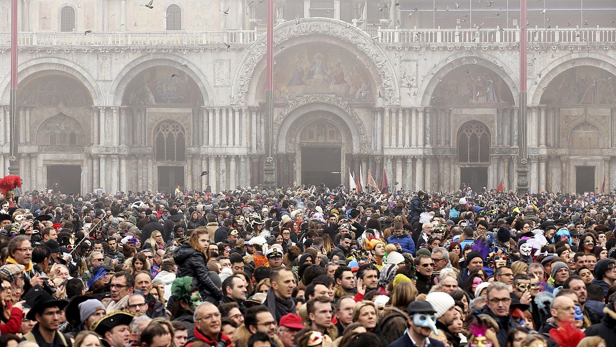 Veneza: 50.000 habitantes, 74.000 turistas diários