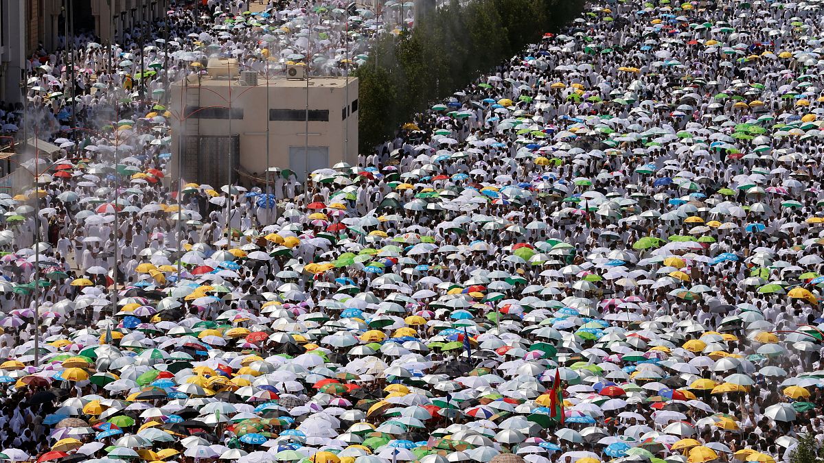 Milhares de muçulmanos celebram o Eid al-adha