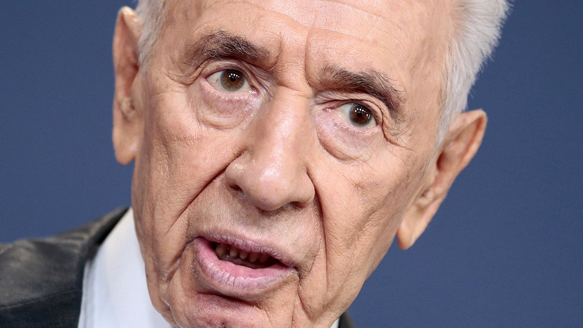 Israel's Peres showing improvement, say doctors