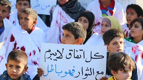 محموله های غذایی و دارویی در مرز سوریه متوقف شده اند محموله های غذایی و دارویی در مرز سوریه متوقف شده اند