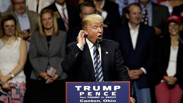 Hillary Clinton e Donald Trump si sfidano a colpi di cartelle cliniche Hillary Clinton e Donald Trump si sfidano a colpi di cartelle cliniche